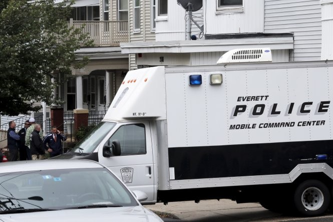 Xe cảnh sát đậu tại hiện trường vụ xả súng ở Boston Ảnh: Reuters