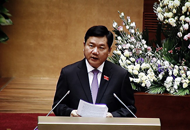 Bộ trưởng GTVT Đinh La Thăng trình dự thảo luật sửa đổi, bổ sung Bộ luật Hàng hải tại Quốc hội sáng 3/6