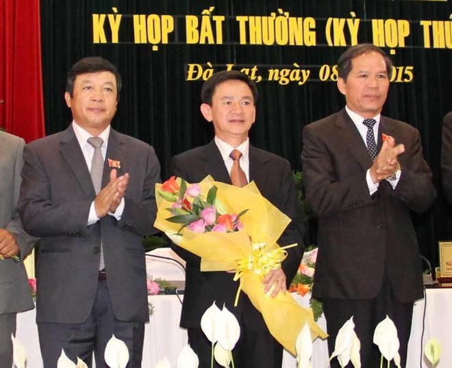 Ông Phan Văn Đa (giữa) nhận nhiệm vụ mới ở vị trí Phó chủ tịch UBND tỉnh Lâm Đồng