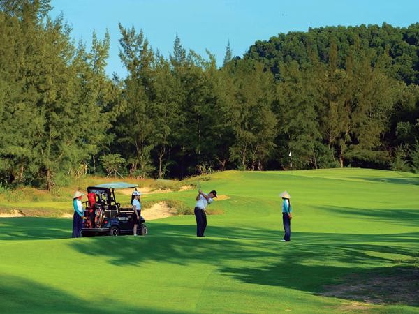 Dự án sân golf 36 lỗ tại đảo Vũ Yên do Vingroup làm chủ đầu tư với số vốn khoảng 900 tỷ đồng.