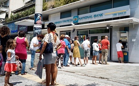 Rất nhiều người Hy Lạp chôn chân hàng giờ tại các máy ATM trong ngày 29/6 