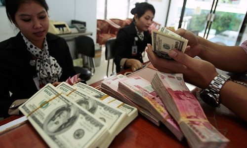 Từ nay, các giao dịch bằng ngoại tệ sẽ bị cấm tại Indonesia. Ảnh: Reuters