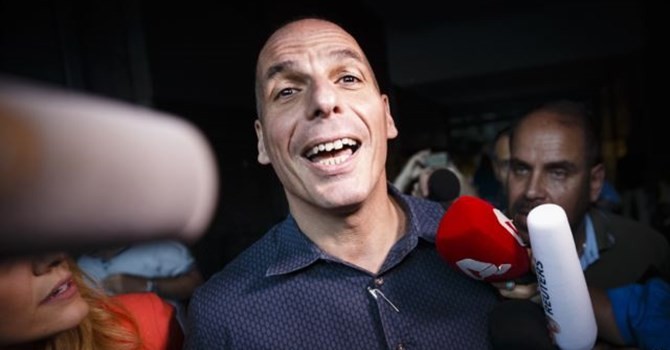Bộ trưởng Tài chính Hy Lạp Yanis Varoufakis phát biểu sau khi rời văn phòng ở Athens, 1/7/2015.