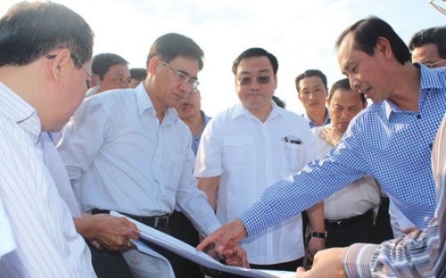 Phó thủ tướng Hoàng Trung Hải và các quan chức ngành giao thông trong một chuyến thị sát địa điểm Long Thành trong năm 2014.