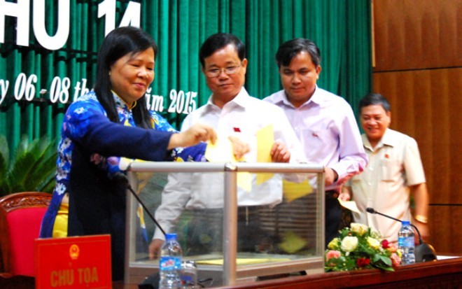 Các đại biểu bầu ông Lê Trí Thanh làm Phó Chủ tịch UBND tỉnh Quảng Nam.