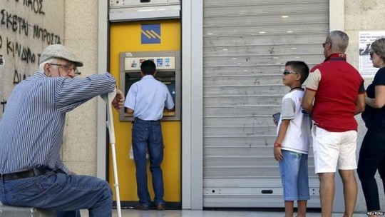 Các ngân hàng ở Hy Lạp tiếp tục đóng cửa và tiền rút bị kiểm soát. Ảnh: Reuters