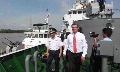 Bộ trưởng Quốc phòng Mỹ Ashton Carter thăm tàu của Cảnh sát biển Việt Nam hồi cuối tháng 5. Đây được coi là một dấu mốc "ngoài sức tưởng tượng" trong hợp tác an ninh.