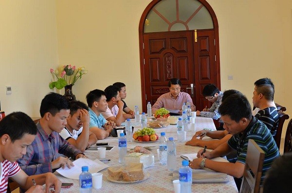 Đại sứ Phạm Bình Đàm làm việc với đại diện người lao động tại Cty EGSS ngày 2.7.2015 (Ảnh: ĐSQVN tại UAE cung cấp).