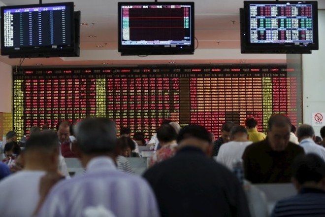 Nhiều nhà đầu tư nhỏ lẻ ở Trung Quốc chơi chứng khoán kiểu đánh bạc cầu may (ảnh chụp tại sàn chứng khoán Thượng Hải ngày 14-7) - Ảnh: Reuters