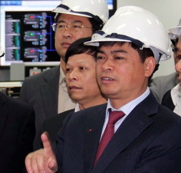 Ông Nguyễn Xuân Sơn (bìa phải) khi vừa được bổ nhiệm 