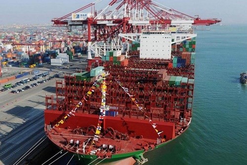 Một tàu vận tải khổng lồ của công ty China Shipping Container Lines - Ảnh: AFP