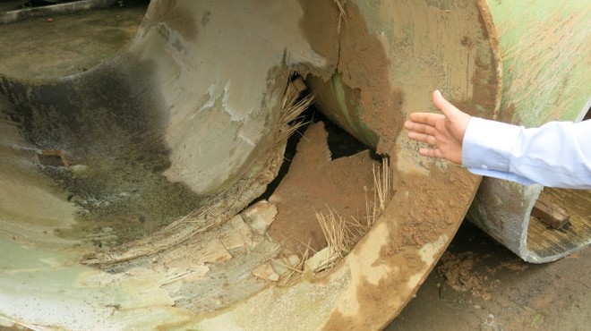 Một đoạn đường ống nước sạch sông Đà bị vỡ trong một lần bị gặp sự cố 
