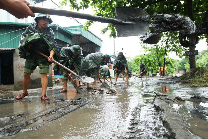 Các chiến sĩ thuộc tiểu đoàn 15, sư đoàn 395, Quân Khu III đang dọn dẹp lại đống bùn đất ngổn ngang tại phường Hà Khánh (Quảng Ninh) sau khi nước rút