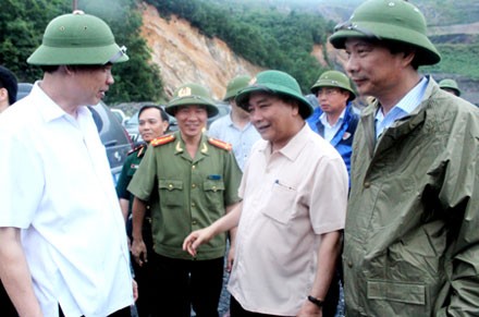 Phó Thủ tướng Nguyễn Xuân Phúc cùng lãnh đạo tỉnh Quảng Ninh đi kiểm tra công tác khắc phục hậu quả sau mưa lũ tại Cty than Hà Tu.