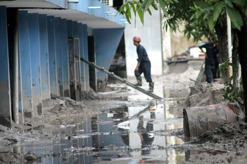Moong than, hầm lò bị ngập sâu trong nước, khai trường tan hoang khi hệ thống đường bị mưa lũ làm xói lở là khung cảnh thương tâm ở vựa than Quảng Ninh.