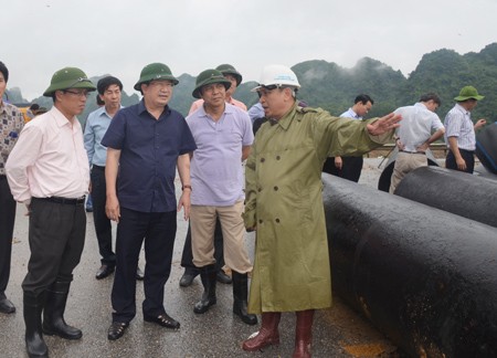 Bộ trưởng Xây dựng kiểm tra việc khắc phục sự cố vỡ đường ống khiến 2 thành phố Hạ Long, Cẩm Phả mất nước sinh hoạt.
