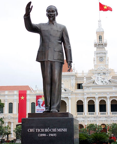 Trong đề án Quy hoạch hệ thống tượng đài Chủ tịch Hồ Chí Minh đến năm 2030 do Cục Mỹ thuật Nhiếp ảnh và Triển lãm xây dựng có đề xuất xây thêm 14 tượng đài ở các tỉnh thành. Ảnh minh họa: Tượng đài Hồ Chủ tịch đặt trước trụ sở UBND TP HCM