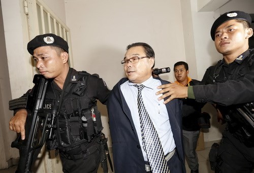 Cảnh sát Campuchia áp giải nghị sĩ đảng đối lập Hong Sok Hour đến tòa án Phnom Penh ngày 15.8 -