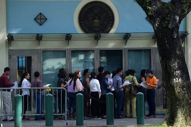 Người dân xếp hàng xin visa tại Tổng lãnh sự quán Mỹ ở TP.HCM