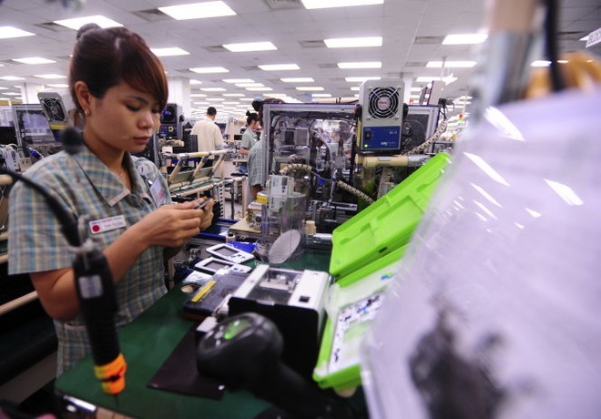 Công nhân tại tổ hợp Samsung Bắc Ninh làm việc trong một phân xưởng sản xuất 