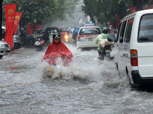 Đường phố ở Hà Nội bị ngập nặng trong một trận mưa to