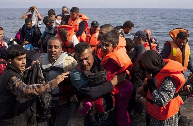 Người nhập cư vượt biển để vào châu Âu (Ảnh: Dailymail)