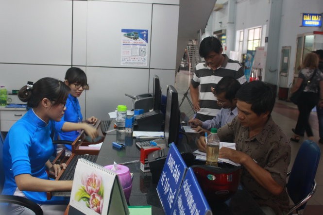 Người dân đến thanh toán tiền vé tàu điện tử tại ga Sài Gòn 