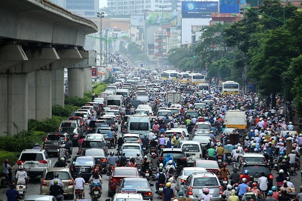 Các phương tiện tham gia giao thông trong giờ cao điểm trên một đường phố Hà Nội.