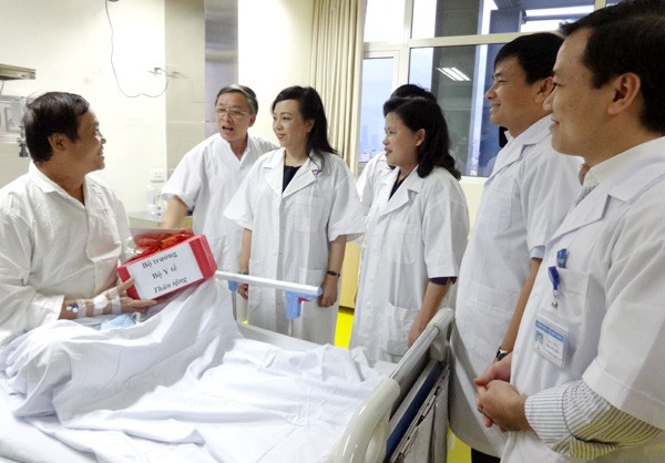 Bệnh nhân ghép gan khoe với Bộ trưởng Nguyễn Thị Kim Tiến và Thứ trưởng Nguyễn Thị Xuyên về tình hình sức khỏe hiện tại
