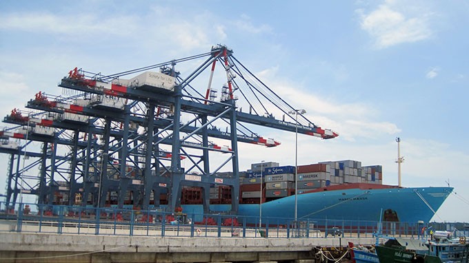 Một tàu container cập cảng CMIT 