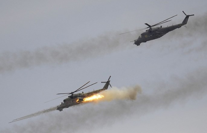 Trực thăng vũ trang Mi-24 của Nga tập trận phóng tên lửa. Khắc tinh của các xe tăng ngày nay là các trực thăng vũ trang như thế này - Ảnh: TASS