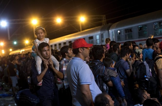 Người di cư chờ để được lên tàu tại Tovarnik, Croatia ngày 19-9 (Reuters)