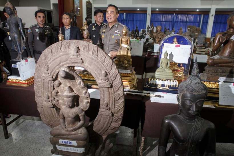Cảnh sát Thái Lan công bố các tài sản tịch thu trong cuộc điều tra hành vi nhận hối lộ nhằm vào CIB và cảnh sát biển vào cuối năm 2014 - Ảnh: Reuters