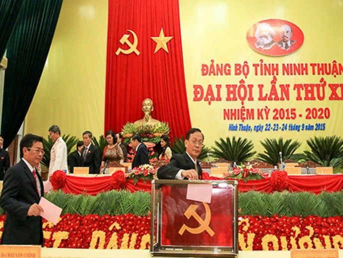 Ông Nguyễn Đức Thanh đang bỏ phiếu tại đại hội 