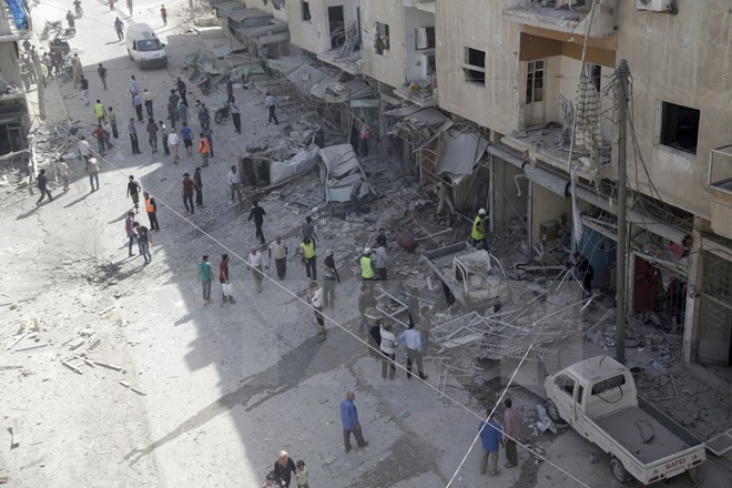Cảnh đổ nát sau một trận không kích của quân đội chính phủ Syria nhằm vào phiến quân tại thành phố Ariha, tỉnh Idlib. (Nguồn: Reuters/TTXVN)