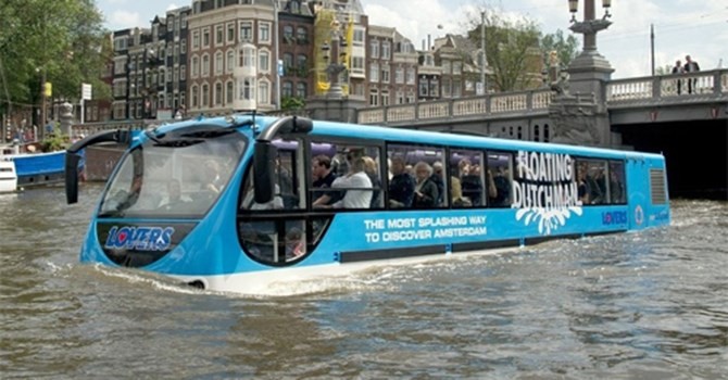 Xe buýt lội nước giống như một chiếc thuyền trên những con kênh ở Hà Lan.