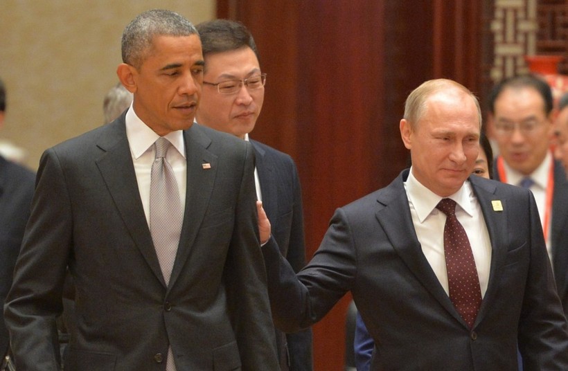 Tổng thống Nga chạm vai ông Obama khi tham dự phiên họp toàn thể của Hội nghị Thượng đỉnh châu Á - Thái Bình Dương tại Trung tâm Hội nghị quốc tế ở Bắc Kinh ngày 11/11/2014. Ảnh: AFP