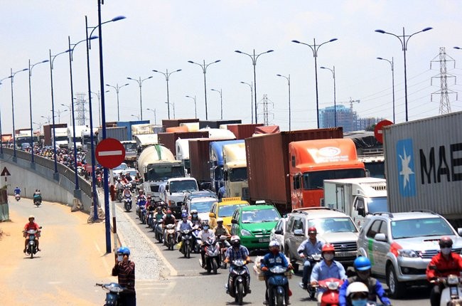 Một vụ kẹt xe hàng giờ trên xa lộ Hà Nội hồi đầu tháng 9-2015 