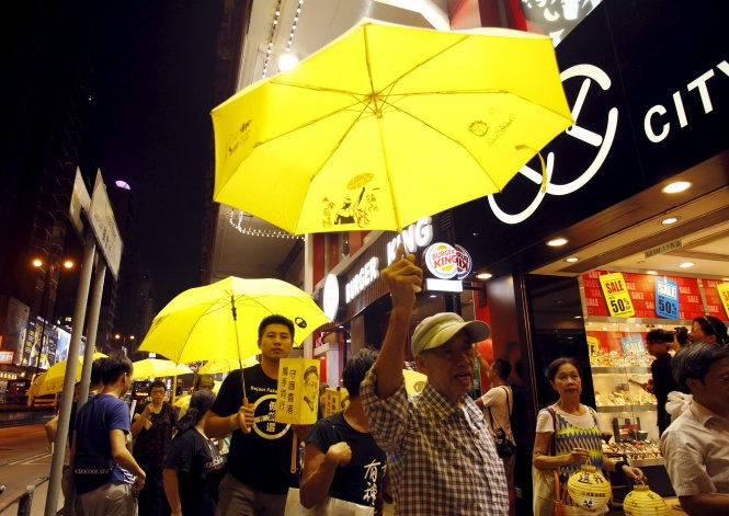 Những chiếc ô vàng biểu tượng của cuộc biểu tình vì phổ thông đầu phiếu lại xuất hiện ở Hong Kong nhân dịp kỷ niệm một năm biểu tình - Ảnh: Reuters