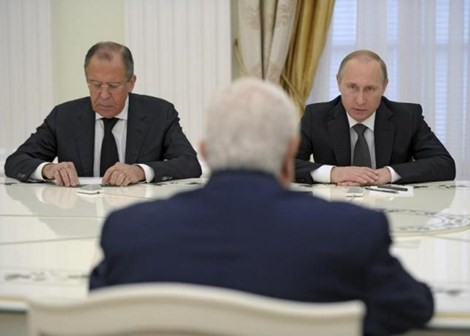 ổng thống Nga Vladimir Putin (phải), Ngoại trưởng Nga Sergei Lavrov (trái) và Bộ trưởng Bộ Ngoại giao Syria - ông Walid al-Muallem trong cuộc gặp gỡ tại Kremlin ngày 29-6 (Ảnh: Reuters)