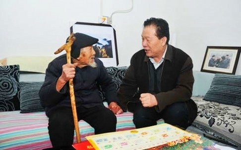 Ông Quách Bá Quân (bên phải) là em trai Thượng tướng Quách Bá Hùng, người đang bị điều tra tội danh tham nhũng. 