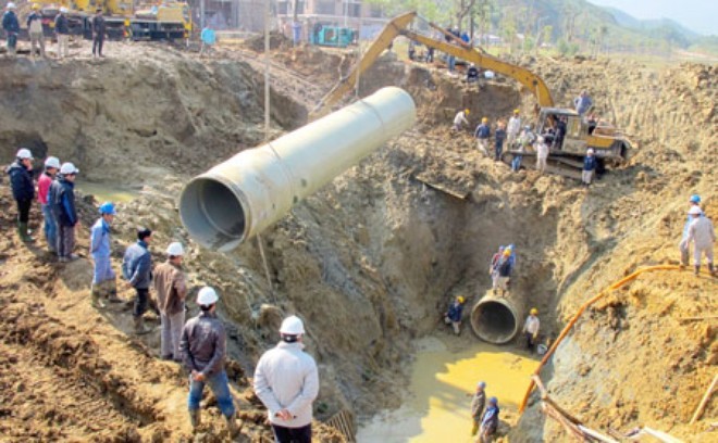Đường ống truyền tải nước sạch từ nhà máy nước mặt sông Đà về Hà Nội liên tục vỡ
