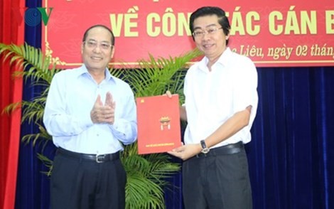 Đồng chí Võ Văn Dũng (phải) nhận Quyết định điều động làm Phó Trưởng Ban Nội chính Trung ương. Ảnh VOV