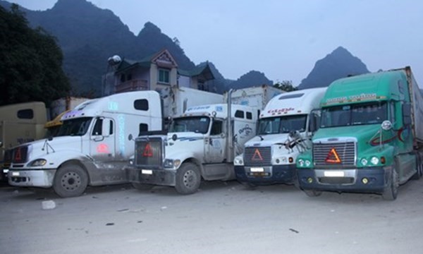 Xe chở hàng hóa chờ xuất khẩu tại Trung Quốc...