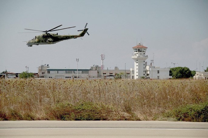 Trực thăng Mi-24 Cá sấu đang bay tuần tra bảo vệ căn cứ - Ảnh: RIA