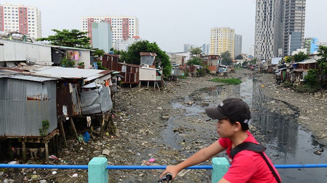 Nhiều nhà dân xây dựng lấn chiếm rạch Cầu Bông, Q.Bình Thạnh, TP.HCM làm thu hẹp lòng rạch và hạn chế khả năng thoát nước của tuyến rạch (ảnh chụp trưa 5-10) - Ảnh: Quang Định