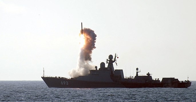 Tàu tên lửa lớp Gepard (11661K), chiếc Dagestan có lượng choán nước gần 2.000 tấn nhưng vũ trang tên lửa hành trình Klub bắn xa gần 2.600 km, ngang ngửa tàu khu trục Mỹ có lượng choán nước gấp 5 lần - Ảnh: TASS