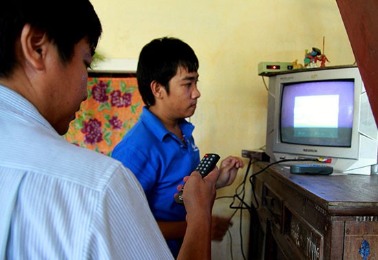 Lắp đặt đầu thu truyền hình số cho người nghèo ở Điện Bàn, Quảng Nam.