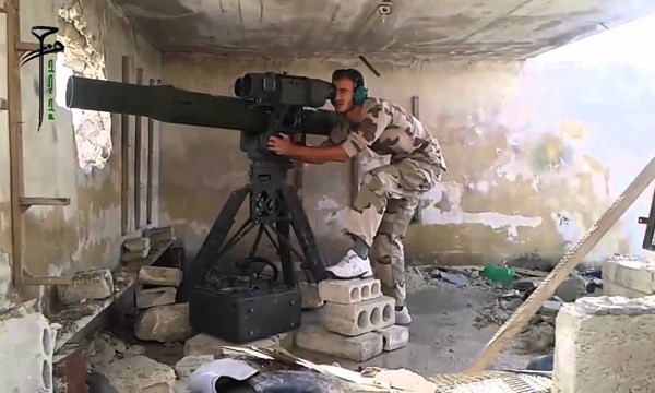 Một binh sĩ nổi dậy Syria dùng TOW của Mỹ tấn công xe tăng Syria