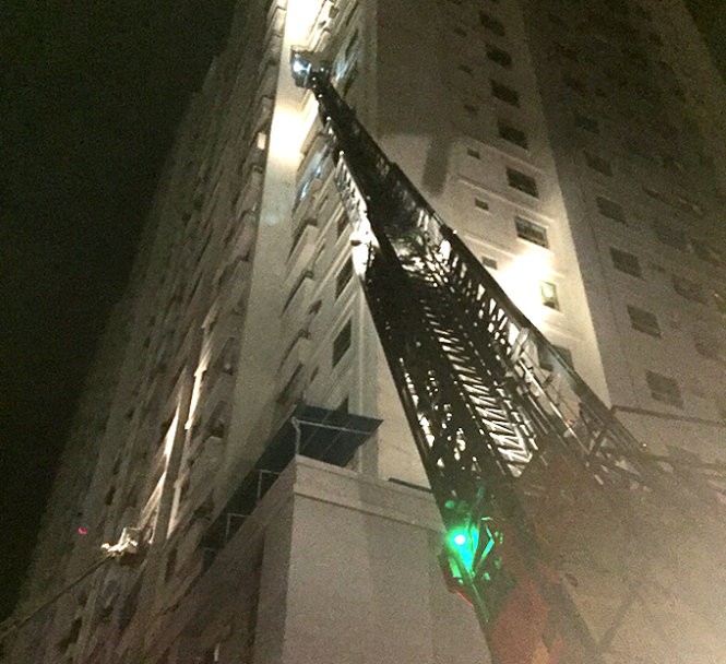 Cảnh sát PCCC sử dụng xe thang để cứu người trong vụ cháy tòa nhà CT4, khu đô thị Xa La - Ảnh: M.Quang